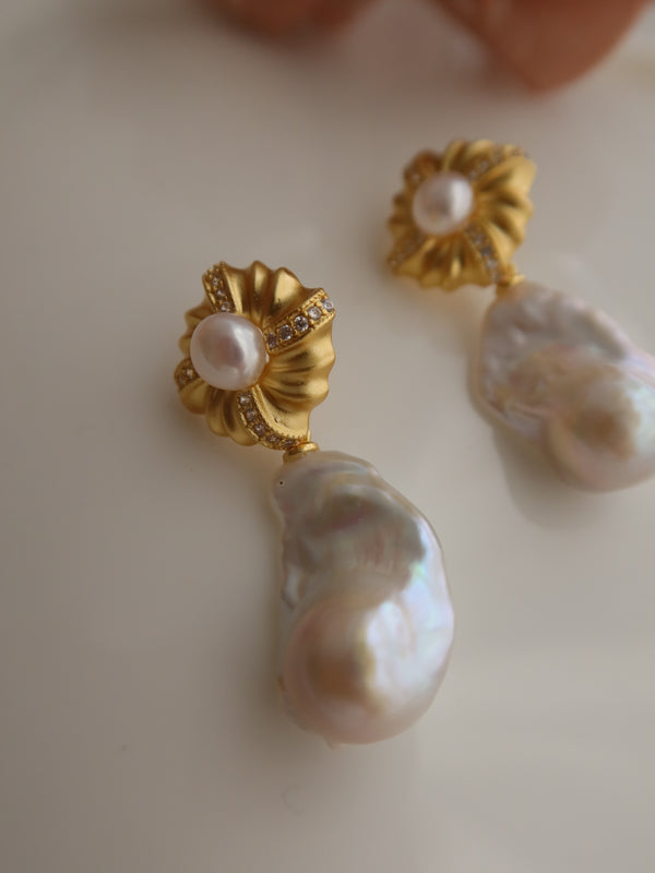 Boom Clap Baroque Pearl Earring